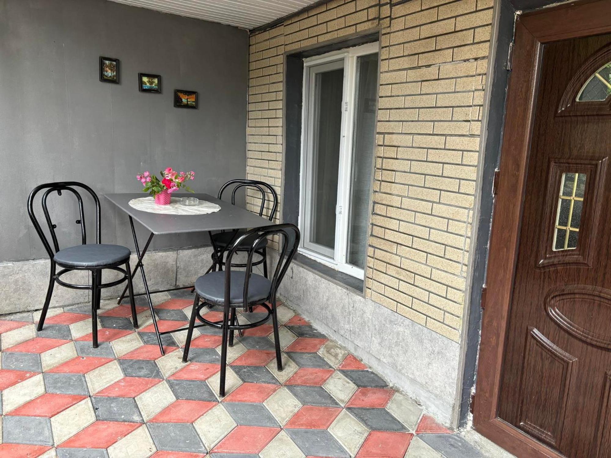 Guest House Happy House Кутаїсі Екстер'єр фото