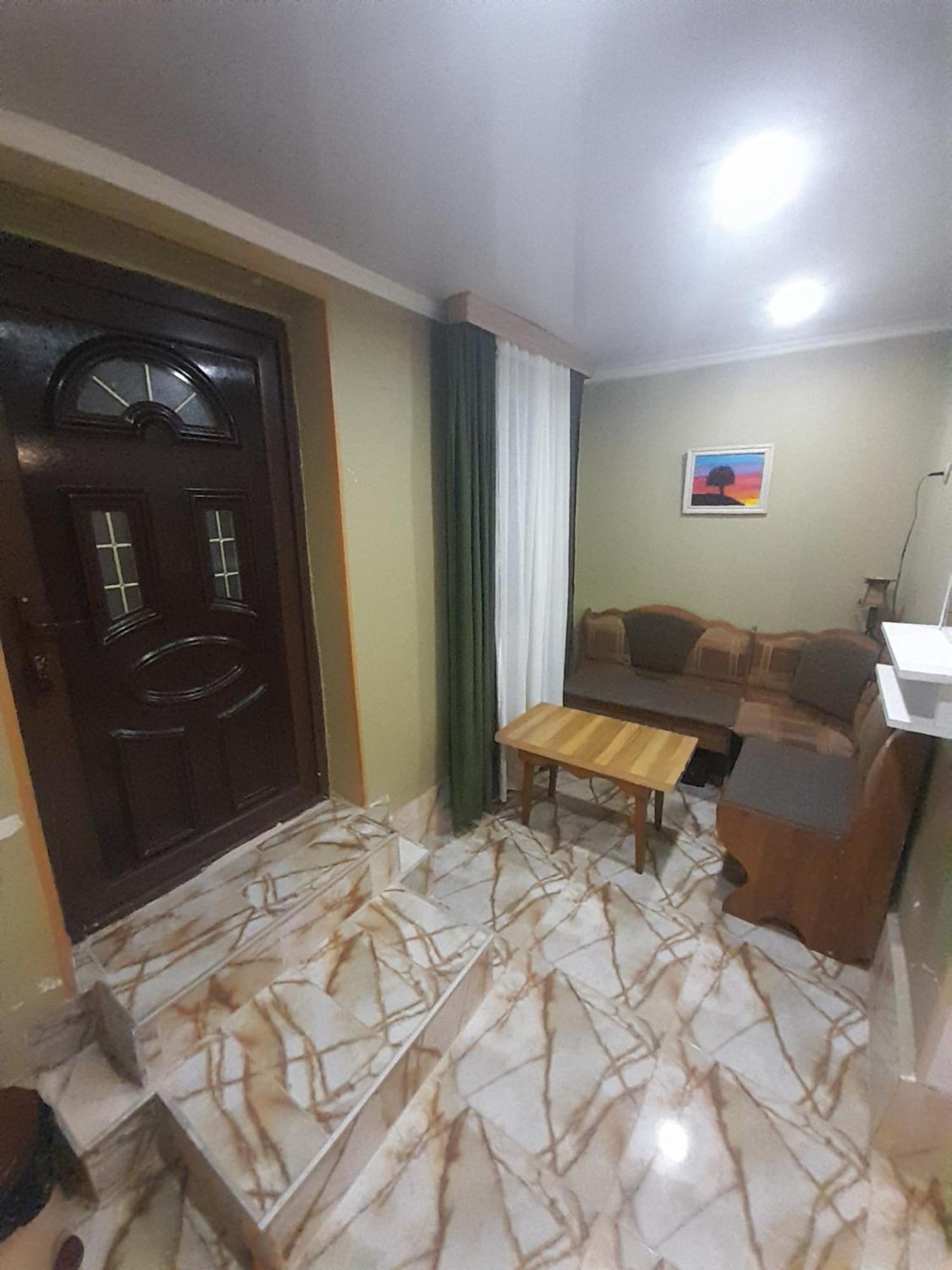 Guest House Happy House Кутаїсі Екстер'єр фото