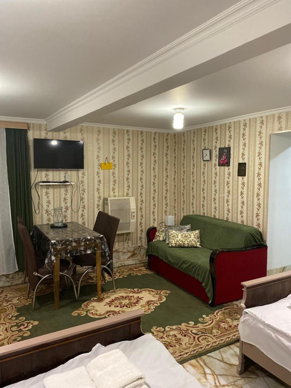 Guest House Happy House Кутаїсі Екстер'єр фото